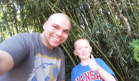 والد يدعم طفله المصاب بالسرطان بوشم غير تقليدي صورة رقم 6