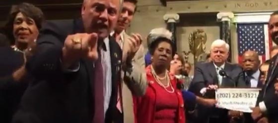 مواجهة في مجلس النواب الامريكي يتخللها الصراخ والغناء.. لهذا السبب صورة رقم 6