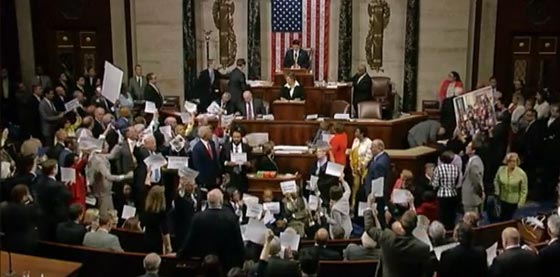 مواجهة في مجلس النواب الامريكي يتخللها الصراخ والغناء.. لهذا السبب صورة رقم 1