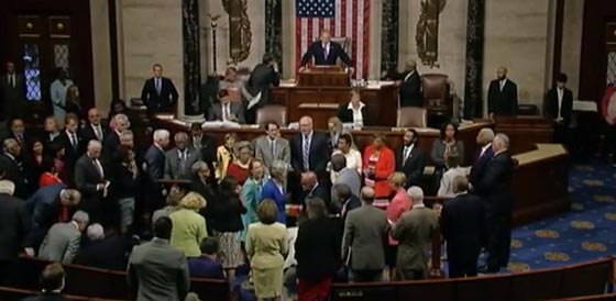 مواجهة في مجلس النواب الامريكي يتخللها الصراخ والغناء.. لهذا السبب صورة رقم 3