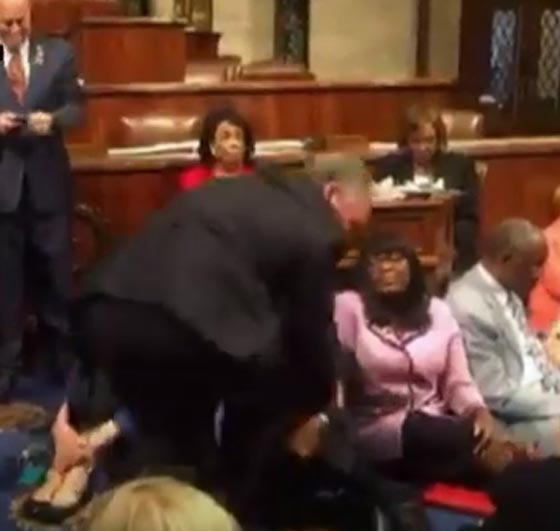 مواجهة في مجلس النواب الامريكي يتخللها الصراخ والغناء.. لهذا السبب صورة رقم 5
