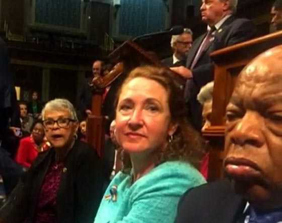 مواجهة في مجلس النواب الامريكي يتخللها الصراخ والغناء.. لهذا السبب صورة رقم 4