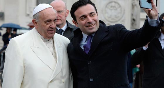 سكة حديد مزدحمة تشهد سيلفي غبيا لمراهقتين متهورتين صورة رقم 4