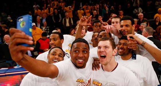 سكة حديد مزدحمة تشهد سيلفي غبيا لمراهقتين متهورتين صورة رقم 6