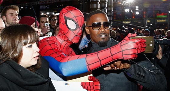 سكة حديد مزدحمة تشهد سيلفي غبيا لمراهقتين متهورتين صورة رقم 7