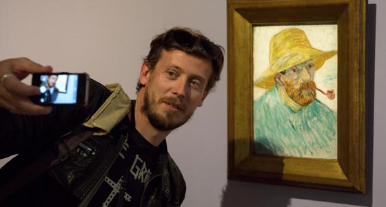 سكة حديد مزدحمة تشهد سيلفي غبيا لمراهقتين متهورتين صورة رقم 8