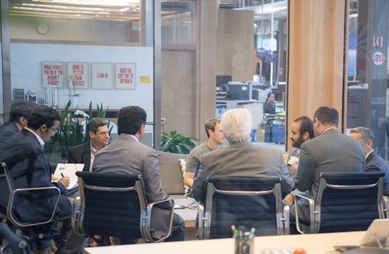 صور لعبة بينغ بونغ لافتة بين الامير محمد بن سلمان ومارك زوكربيرغ  صورة رقم 8