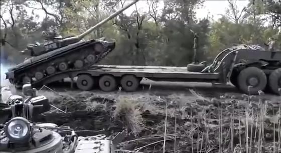 خطأ عسكري يؤدي لانقلاب دبابة.. شاهد الفيديو صورة رقم 1