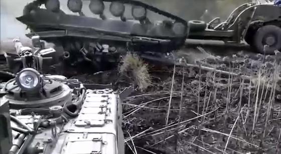 خطأ عسكري يؤدي لانقلاب دبابة.. شاهد الفيديو صورة رقم 2