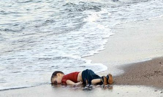 تشويه جدارية عملاقة تحمل صورة الطفل آلان الكردي في المانيا صورة رقم 4