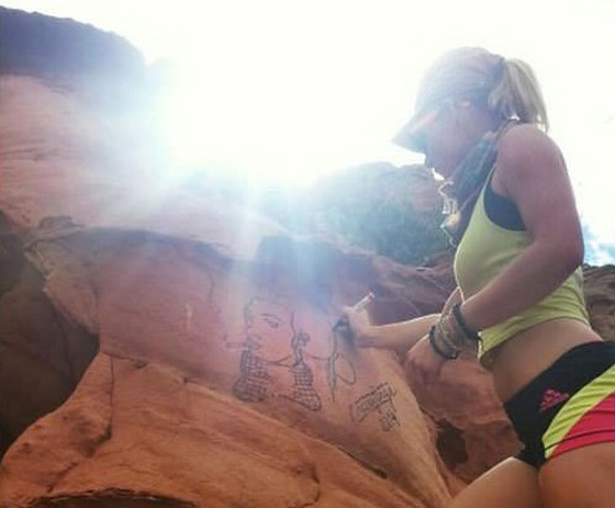 رسوماتها شوّهت التراث القومي فمنعتها المحكمة من دخول الحدائق صورة رقم 3