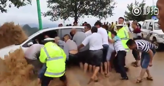 فيديو مثير.. سائق ينقذ ام وابنتيها جرفهن الفيضان ويعترضهن بسيارته صورة رقم 1