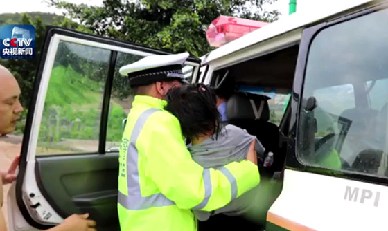 فيديو مثير.. سائق ينقذ ام وابنتيها جرفهن الفيضان ويعترضهن بسيارته صورة رقم 2