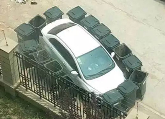  ماذا حدث لسائق ركن سيارته في مكان ممنوع الوقوف فيه؟ صور صورة رقم 1