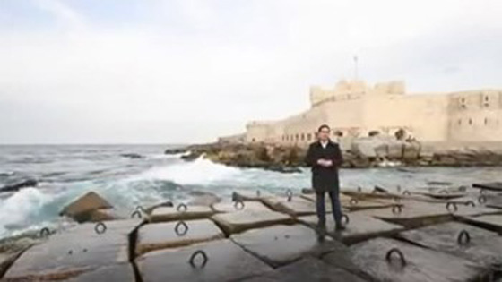  موجة عاتية تضع مراسل بالجزيرة في موقف محرج.. فيديو صورة رقم 1