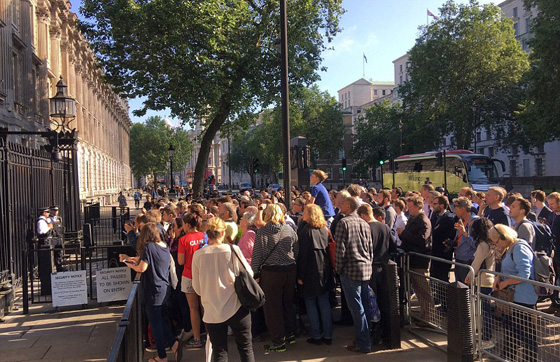 دموع الانفصال.. صدمة تسود بريطانيا ما بين خيبة الامل والسعي لتغيير النوعية صورة رقم 5