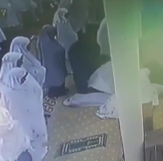  فيديو مؤثر.. لحظة وفاة امرأة وهي تؤدي صلاة التراويح صورة رقم 3