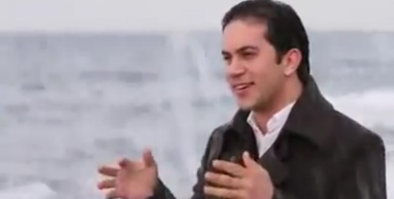  موجة عاتية تضع مراسل بالجزيرة في موقف محرج.. فيديو صورة رقم 2