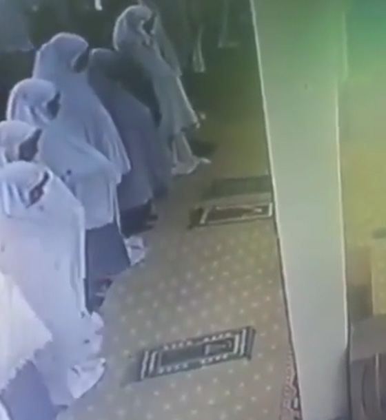  فيديو مؤثر.. لحظة وفاة امرأة وهي تؤدي صلاة التراويح صورة رقم 1