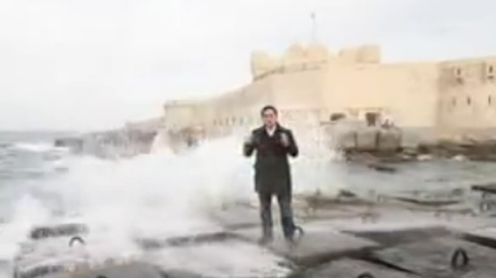  موجة عاتية تضع مراسل بالجزيرة في موقف محرج.. فيديو صورة رقم 3
