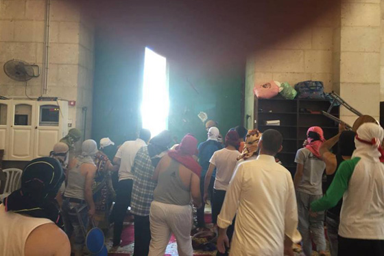 اقتحام مستوطنين للاقصى يسفر عن اصابات واعتقالات صورة رقم 2