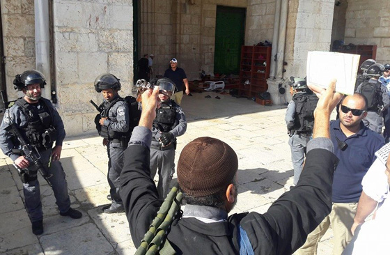 اقتحام مستوطنين للاقصى يسفر عن اصابات واعتقالات صورة رقم 10