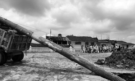 شعب يتحدى الموت برقصة هوائية.. شاهدوها صورة رقم 7 شعب يتحدى الموت برقصة هوائية.. شاهدوها صورة رقم 7