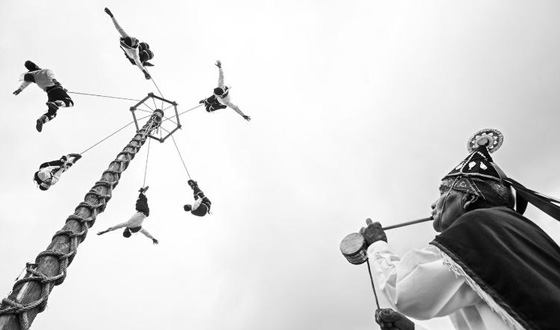 شعب يتحدى الموت برقصة هوائية.. شاهدوها صورة رقم 8 شعب يتحدى الموت برقصة هوائية.. شاهدوها صورة رقم 8