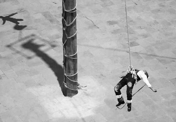 شعب يتحدى الموت برقصة هوائية.. شاهدوها صورة رقم 10 شعب يتحدى الموت برقصة هوائية.. شاهدوها صورة رقم 10