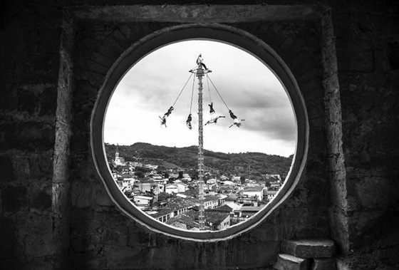 شعب يتحدى الموت برقصة هوائية.. شاهدوها صورة رقم 2 شعب يتحدى الموت برقصة هوائية.. شاهدوها صورة رقم 2