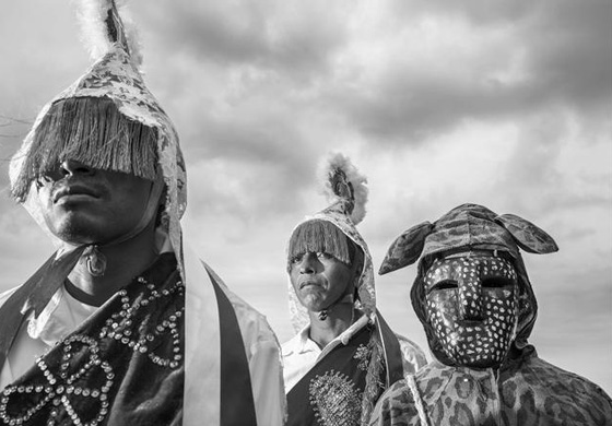 شعب يتحدى الموت برقصة هوائية.. شاهدوها صورة رقم 5 شعب يتحدى الموت برقصة هوائية.. شاهدوها صورة رقم 5