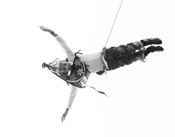 شعب يتحدى الموت برقصة هوائية.. شاهدوها صورة رقم 1 شعب يتحدى الموت برقصة هوائية.. شاهدوها صورة رقم 1