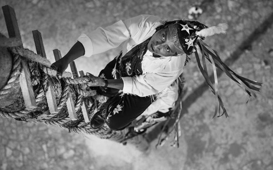 شعب يتحدى الموت برقصة هوائية.. شاهدوها صورة رقم 9 شعب يتحدى الموت برقصة هوائية.. شاهدوها صورة رقم 9