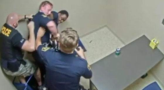 لقطات طريفة من داخل السجن.. مجرم يحاول انتزاع مسدس من يد شرطي صورة رقم 1 لقطات طريفة من داخل السجن.. مجرم يحاول انتزاع مسدس من يد شرطي صورة رقم 1