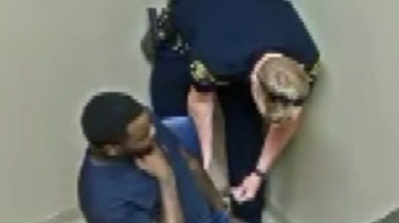 لقطات طريفة من داخل السجن.. مجرم يحاول انتزاع مسدس من يد شرطي صورة رقم 2 لقطات طريفة من داخل السجن.. مجرم يحاول انتزاع مسدس من يد شرطي صورة رقم 2