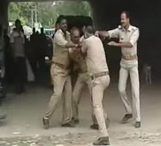 فيديو مثير.. رجال الشرطة في الهند يتعاركون على تقاسم الرشوة صورة رقم 1