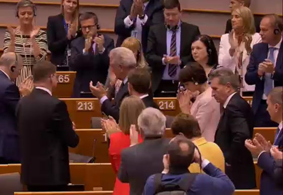 المفوض البريطاني يذرف الدموع اثناء استقالته من التحاد الاوروبي صورة رقم 1 المفوض البريطاني يذرف الدموع اثناء استقالته من التحاد الاوروبي صورة رقم 1