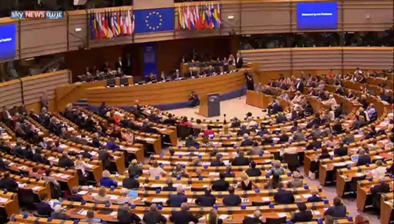 المفوض البريطاني يذرف الدموع اثناء استقالته من التحاد الاوروبي صورة رقم 2 المفوض البريطاني يذرف الدموع اثناء استقالته من التحاد الاوروبي صورة رقم 2