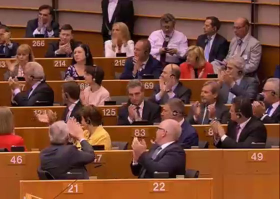 المفوض البريطاني يذرف الدموع اثناء استقالته من التحاد الاوروبي صورة رقم 3 المفوض البريطاني يذرف الدموع اثناء استقالته من التحاد الاوروبي صورة رقم 3