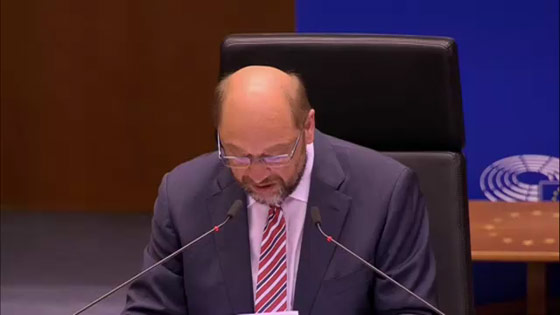 المفوض البريطاني يذرف الدموع اثناء استقالته من التحاد الاوروبي صورة رقم 4 المفوض البريطاني يذرف الدموع اثناء استقالته من التحاد الاوروبي صورة رقم 4