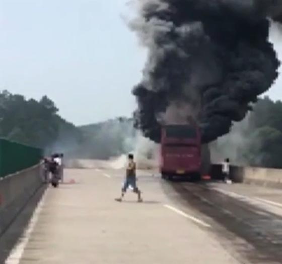 مصرع 35 سائحا في اشتعال النار بحافلة في الصين.. فيديو صورة رقم 1