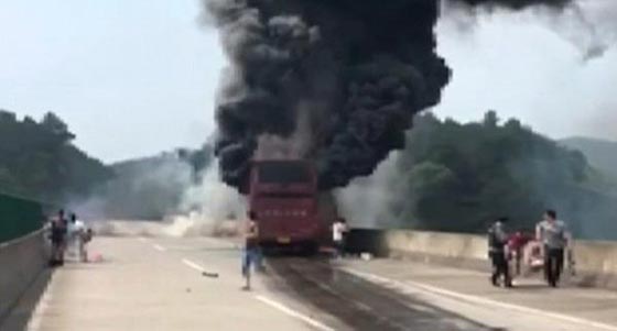 مصرع 35 سائحا في اشتعال النار بحافلة في الصين.. فيديو صورة رقم 2