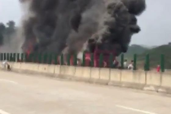 مصرع 35 سائحا في اشتعال النار بحافلة في الصين.. فيديو صورة رقم 3