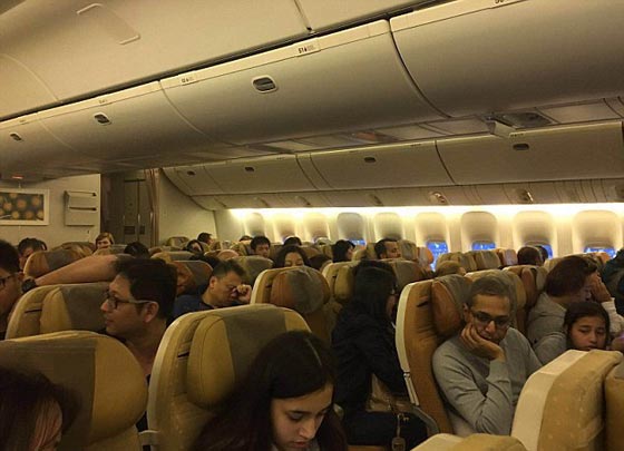 اشتعال النار في طائرة ركاب بعد اقلاعها من سنغافورة الى ميلانو صورة رقم 3