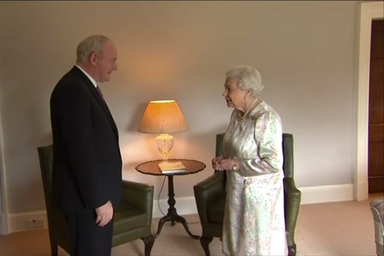 الملكة اليزابيث لدى سؤال عن حالها ترد ساخرة: ما زلت على قيد الحياة! صورة رقم 1