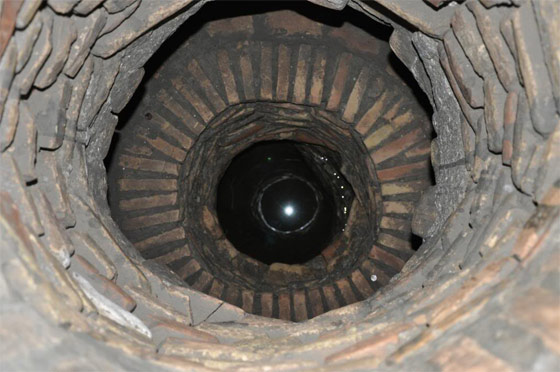 اسرار من عمق بئر زمزم.. عملات نادرة واسماء ومياه في غاية النقاء صورة رقم 4