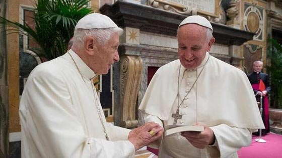 البابا السابق يقف الى جانب الحالي في صورة نادرة جمعت بينهما صورة رقم 1