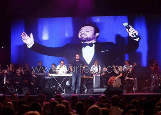 شاهد كيف فاجأ الوليد والده الحلاني بالدبكة اللبنانية على المسرح صورة رقم 6