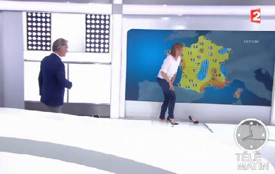 الكعب العالي يوقع مذيعة فرنسية في موقف محرج.. شاهد ما فعله زميلها صورة رقم 2