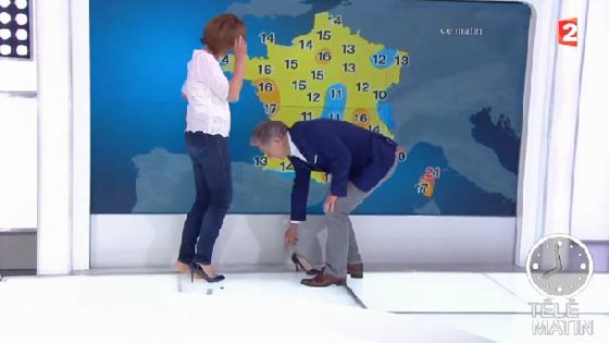 الكعب العالي يوقع مذيعة فرنسية في موقف محرج.. شاهد ما فعله زميلها صورة رقم 3